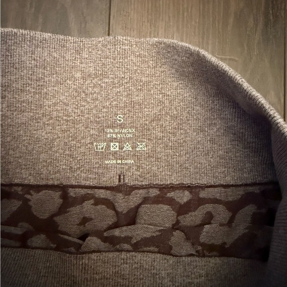 NVGTN Khaki Green Leopard Seamless Leggings - Picture 7 of 7